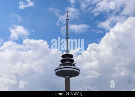 Bei sonnigem Wetter ist der Fernsehturm in Kiel aus der Nähe zu sehen Stockfoto