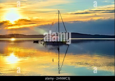 Ein Segelboot liegt am frühen Morgen bei Sonnenaufgang an der Küste von Vancouver Island British Columbia Canada Stockfoto