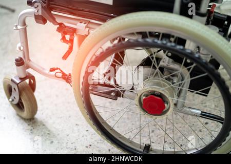 Elektrischer Rollstuhl für alte ältere Patienten kann nicht gehen oder Menschen zu Hause oder im Krankenhaus zu deaktivieren, gesund starke medizinische Konzept. Stockfoto