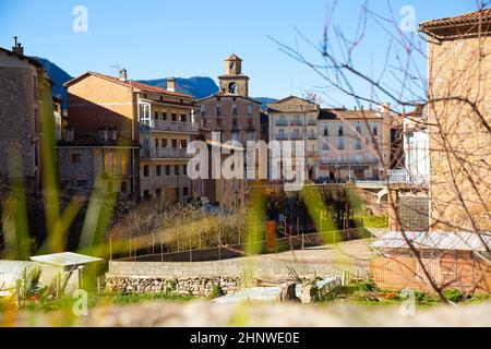 Straße mit Fluss und Wohngebäuden in La Pobla de Lillet in Spanien Stockfoto