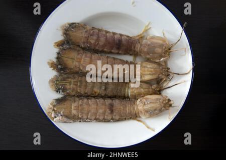 Gedünsteter Krebse oder Mantis-Garnelen oder Stomatopoden auf weißem Teller Stockfoto