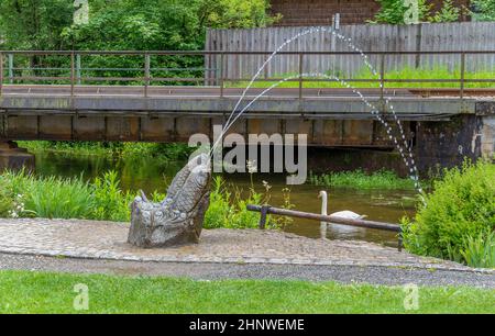 Fischskulpturen vor einer Brücke bei Fischen im Allgäu, einer Gemeinde im Landkreis Oberallgäu in Deutschland Stockfoto