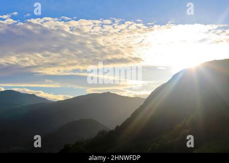 Einen spektakulären Sonnenuntergang über Berge und Täler in der schönen Hemsedal, Buskerud, Norwegen. Stockfoto