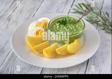 Frankfurter Grüne Sauce garniert mit gekochten Kartoffeln und Eiern Stockfoto