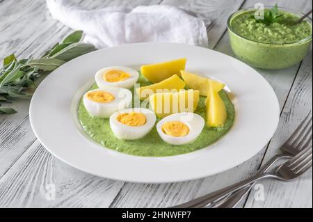 Frankfurter Grüne Sauce garniert mit gekochten Kartoffeln und Eiern Stockfoto