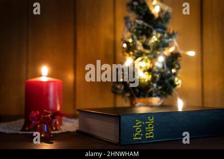 Das bibelbuch auf einem Tisch zur Weihnachtszeit Stockfoto