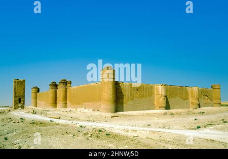 Qasr al-Hayr al-Sharqi Burg in der syrischen Wüste am 23. Oktober 1996 in AlSukhnah, Syrien. Es wurde vom umayyadischen Kalifen Hisham ibn Abd al-Malik in gebaut Stockfoto