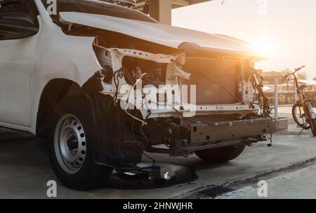 Weißes Auto durch Unfall auf der Straße beschädigt. Autounfall. Stockfoto