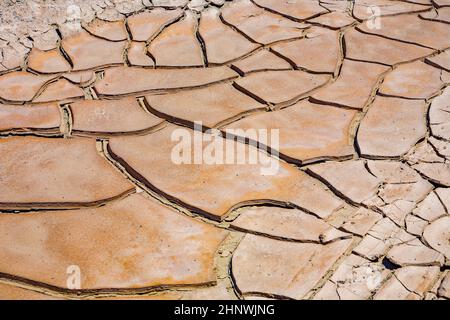 Große Schlammrisse und getrocknete Schlammfliesen in der Wüste des Death Valley Stockfoto