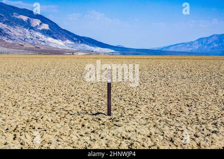 Blick über das getrocknete Salzmeer des Searles Lake auf die Panamid-Berge, ist es verboten, das Gebiet zu betreten Stockfoto