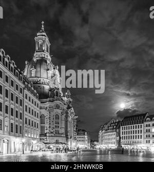 Liebfrauenkirche in Dresden bei Nacht mit Wolkenlandschaft und Mondschein Stockfoto