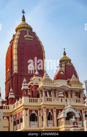 Shri Digambar Jain Lal-Tempel in Delhi unter blauem Himmel Stockfoto