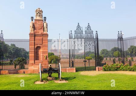 Kanone am Eingang zu Rashtrapati Bhavan (ehemaliges Vizekönigshaus, als der Inder unter britischer Herrschaft stand). Großes kaiserliches Gebäude. Neu-Delhi, Indien Stockfoto