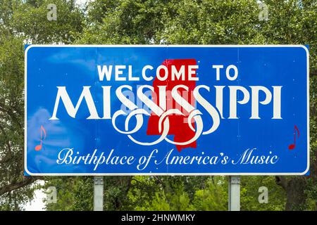 Rotes, weißes und blaues Schild zur Begrüßung von Reisenden in Mississippi - Geburtsort der amerikanischen Musik am Chef Menteur Highway Stockfoto