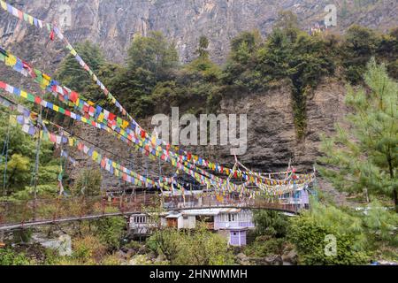 Hängebrücke zum Dorf Chame am Annapurna Circuit, Nepal Stockfoto