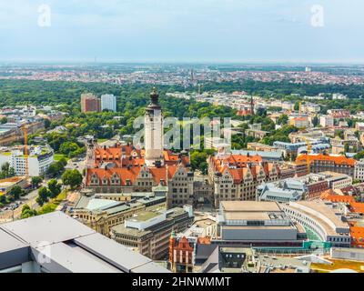 Luftaufnahme zur Stadt Leipzig mit historischem Turm Stockfoto