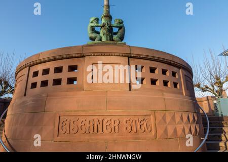 Eingang zur eiserner Steg in Frankfurt mit Bronzefiguren Stockfoto