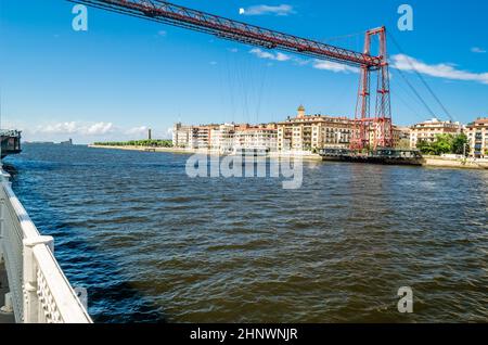 Blick von Portugalete, Spanien: Die berühmte Vizcaya-Brücke aus dem Jahr 1893, die von der UNESCO zum Weltkulturerbe erklärt wurde, und die Stadt Getxo im Hintergrund Stockfoto