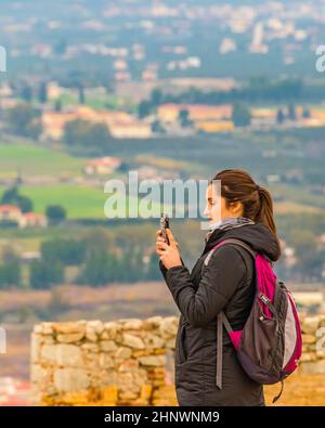 NAFPLIO, GRIECHENLAND, JANAURY - 2020 - Junge Backpacker-Frau auf den Höhen des palamidi Fort, nafplion Stadt, peloponnes, griechenland Stockfoto