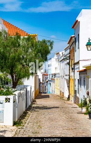 In den engen Gassen von Ferragudo, Algarve, Portugal, Europa Stockfoto