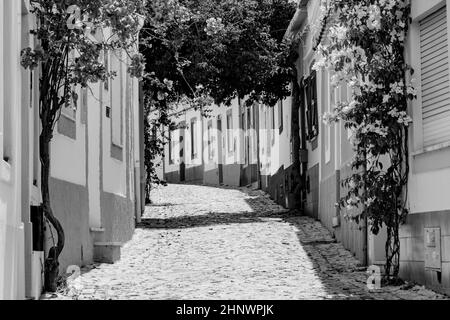 In den engen Gassen von Ferragudo, Algarve, Portugal, Europa Stockfoto