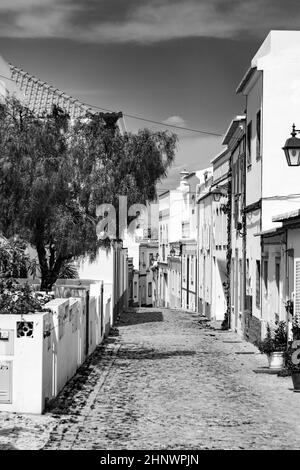 In den engen Gassen von Ferragudo, Algarve, Portugal, Europa Stockfoto