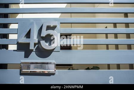 Hausnummer 45. Häuser mit Persönlichkeitskonzept Stockfoto