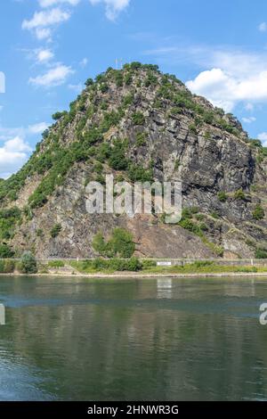 Die Lorelei (Loreley) ein steiler Schieferfelsen am rechten Rheinufer in der Rheinschlucht (oder Mittelrhein) bei Sankt Goarshausen in Deutschland. Stockfoto