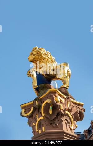 Goldener Nassauer Löwe am Marktbrunnen in Wiesbaden Stockfoto