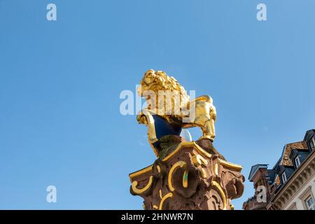 Goldener Nassauer Löwe am Marktbrunnen in Wiesbaden Stockfoto