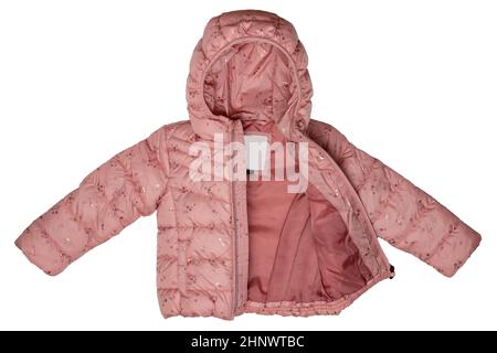 Kinderjacke isoliert. Eine stylische, kuschelige Daunenjacke in warmem Pink für Kinder, isoliert auf weißem Hintergrund. Sportliche Kindermode für Frühling und Herbst. Stockfoto