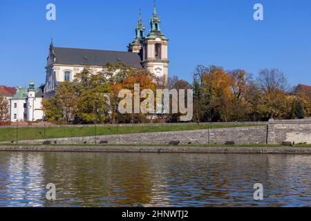 Blick auf das Kloster Skalka von der Weichsel an einem sonnigen Herbsttag, Krakau, Polen. Es ist ein heiliger Komplex, eine Kirche und ein Paulinenkloster Stockfoto