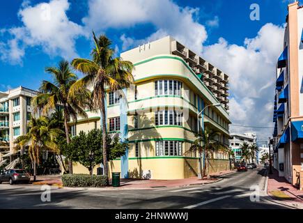 Mittagsansicht auf dem Ocean Drive in Miami, Florida. Die Art déco-Architektur in South Beach ist eine der wichtigsten Touristenattraktionen in Miami. Stockfoto