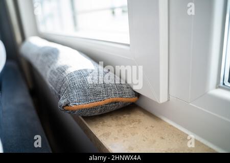 Entwurf der Abstreifdichtung unter Fenster blockieren kalte Luft von Unterwegs Stockfoto