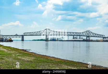 BATON ROUGE - 13. JULI 2013: Mississippi River Bridge in Baton Rouge, USA. Die Horace Wilkinson Bridge ist eine Freischwinger-Brücke zur Interstate 10 i Stockfoto