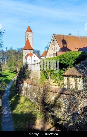 Stadtmauer bei Segringer Tor in der berühmten alten romantischen mittelalterlichen Stadt Dinkelsbühl in Bayern, Deutschland Stockfoto