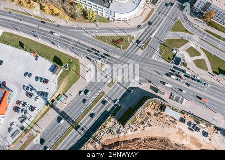 Luftaufnahme der Kreuzung mit dem Autoverkehr im Industriegebiet. Städtische Infrastruktur von oben. Stockfoto