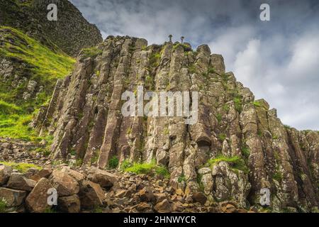Nahaufnahme einer sechseckigen Felsformation, ineinanderführende Basaltsäulen in Giants Causeway, Wild Atlantic Way und UNESCO-Weltkulturerbe, Nordirland Stockfoto