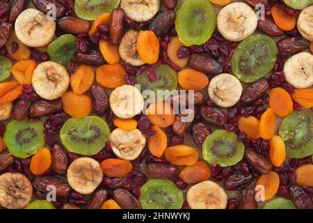 Kiwi, Feigen, Aprikosen, Datteln, getrocknete Preiselbeeren auf Sackleinen können als Hintergrund als Hintergrund verwenden Stockfoto