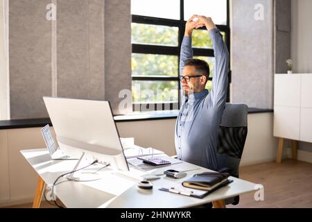 Stretch-Training Am Office Business Desk Stockfoto