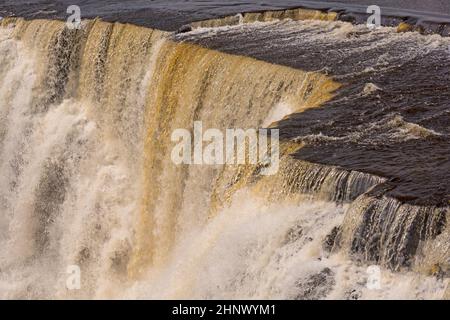 Dunkles Wasser rauscht über den Brink an den Kakabeka Falls in Ontario, Kanada Stockfoto