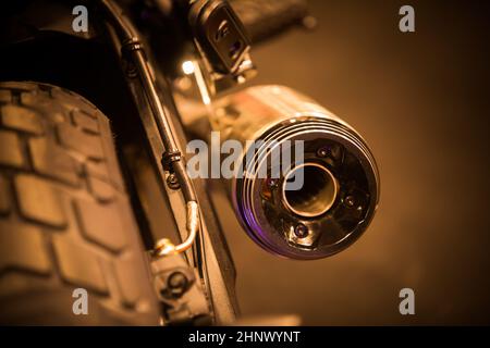 Nahaufnahme eines neuen Motorrad-Auspuffrohrs. Stockfoto