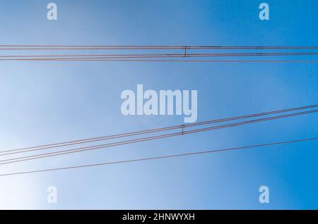 Hängekabel gegen den Himmel, ein Detail der berühmten Vizcaya-Brücke in Portugalete, Baskenland, Spanien Stockfoto