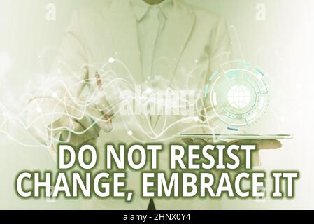 Textunterschrift präsentiert Don Not Resist Change Umarmen Sie es, Wort geschrieben auf offen sein für Veränderungen Versuchen Sie neue Dinge positive Lady in Uniform mit futuristischen M Stockfoto