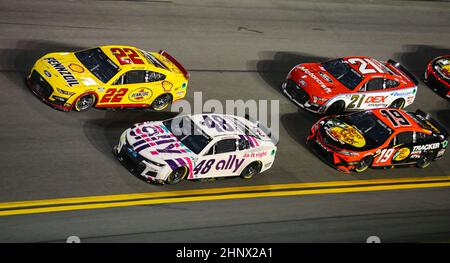 In den USA. 17th. Februar 2022. Joey Logano (22) führt Alex Bowman (48) beim Qualifikationsrennen für das Duel 2 für das 64th Annual Dadadurch 500 auf dem Daona International Speedway am Donnerstag, den 17. Februar 2022 in Dadadurch, FL, an. Foto von Mike Gentry/UPI Credit: UPI/Alamy Live News Stockfoto