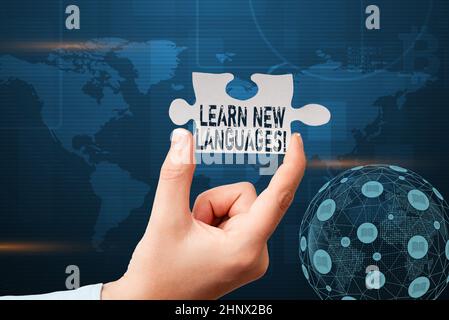 Textunterschrift präsentiert Lernen Sie neue Sprachen, Konzept Bedeutung Entwicklung der Fähigkeit, in fremd lang Hand zu kommunizieren Halten Puzzle Stück Entsperren Stockfoto