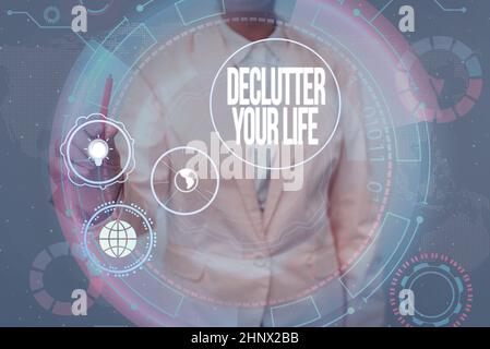 Textschild zeigt Declutter Your Life, Business Schaufenster, um fremde Dinge oder Informationen im Leben zu beseitigen Lady in Uniform Halten Tablet in der Hand Stockfoto