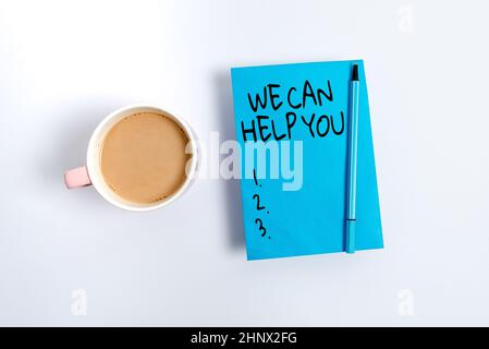 Textschild zeigt Wir können Ihnen helfen, Wort für gute Unterstützung für Kunden oder Freunde Anzeige von verschiedenen Farben Sticker Notizen auf der Wohnung angeordnet Stockfoto