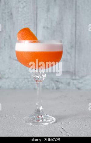 Ein Glas Rubincocktail garniert mit Grapefruitschale Stockfoto