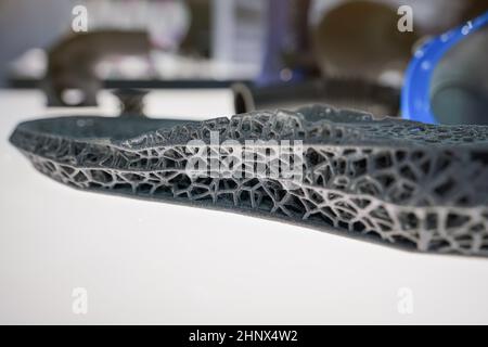 Stiefel- oder Schuhsohle mit 3d-Polymerdruck, Detailansicht von der Seite. Stockfoto